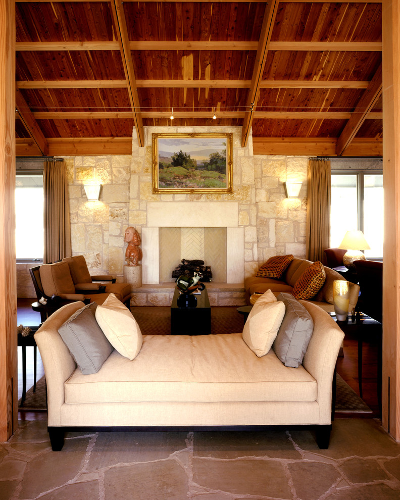 Источник вдохновения для домашнего уюта: гостиная комната в средиземноморском стиле с фасадом камина из камня