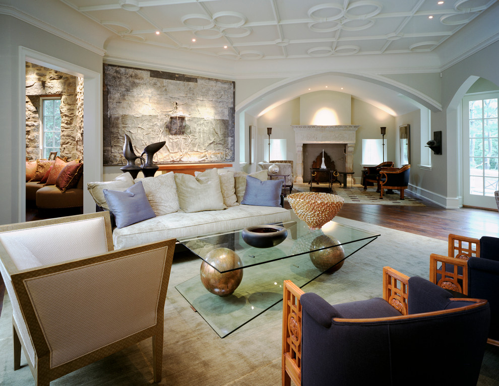 Идея дизайна: огромная гостиная комната в современном стиле с бежевыми стенами и стандартным камином без телевизора