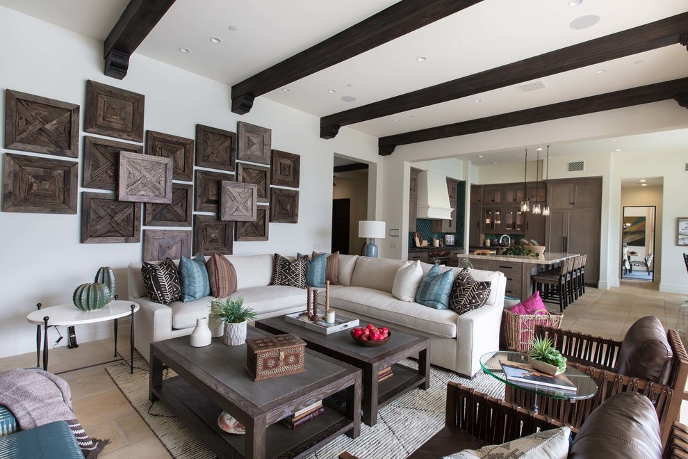 Offenes Mediterranes Wohnzimmer mit weißer Wandfarbe und beigem Boden in Orange County