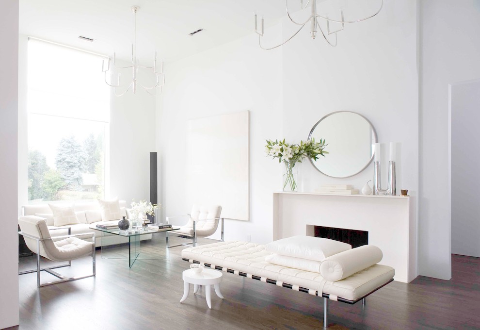 Foto di un soggiorno design con pareti bianche, camino classico e nessuna TV