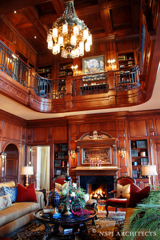 Imagen de salón para visitas abierto tradicional con suelo de madera en tonos medios, todas las chimeneas y marco de chimenea de madera