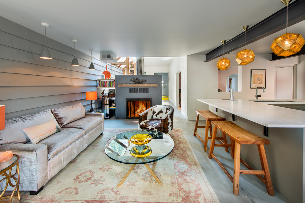 Источник вдохновения для домашнего уюта: парадная, открытая гостиная комната в современном стиле с серыми стенами и стандартным камином