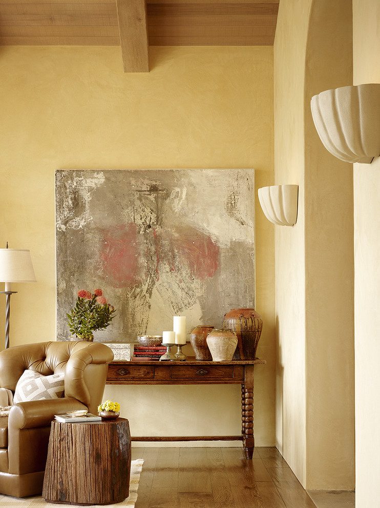 Exempel på ett medelhavsstil vardagsrum, med beige väggar och mellanmörkt trägolv