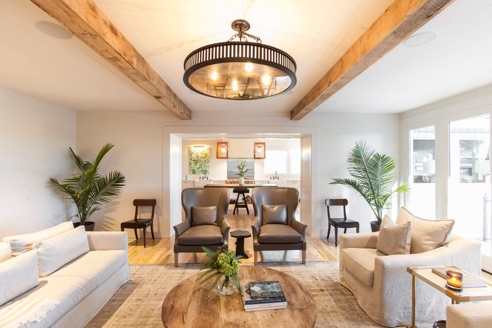 Imagen de salón para visitas cerrado de estilo de casa de campo con paredes blancas, suelo de madera clara y suelo beige