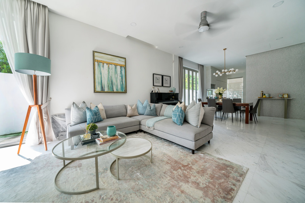 Immagine di un soggiorno minimal aperto con pareti beige e pavimento bianco