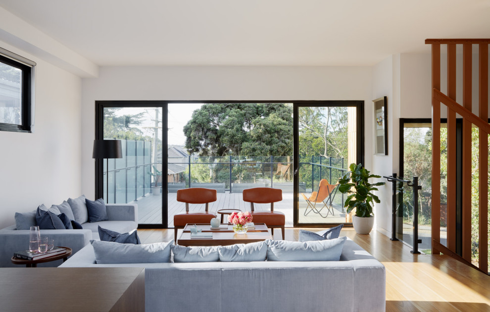 Mittelgroßes, Repräsentatives Modernes Wohnzimmer im Loft-Stil mit weißer Wandfarbe, braunem Holzboden und braunem Boden in Melbourne