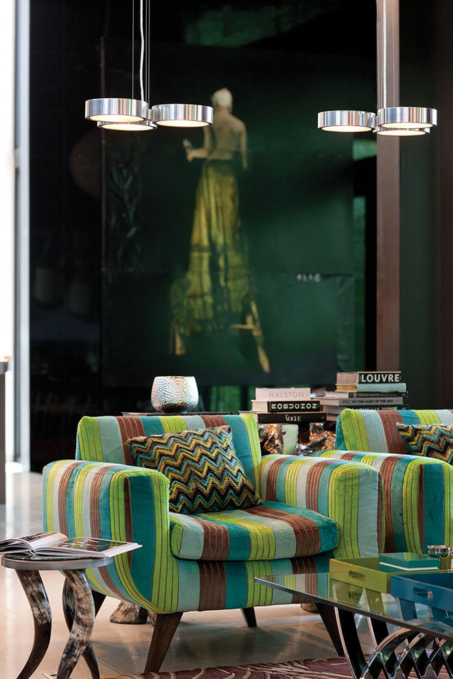 Mittelgroßes, Repräsentatives, Fernseherloses, Offenes Modernes Wohnzimmer ohne Kamin mit grüner Wandfarbe und braunem Boden in Seattle