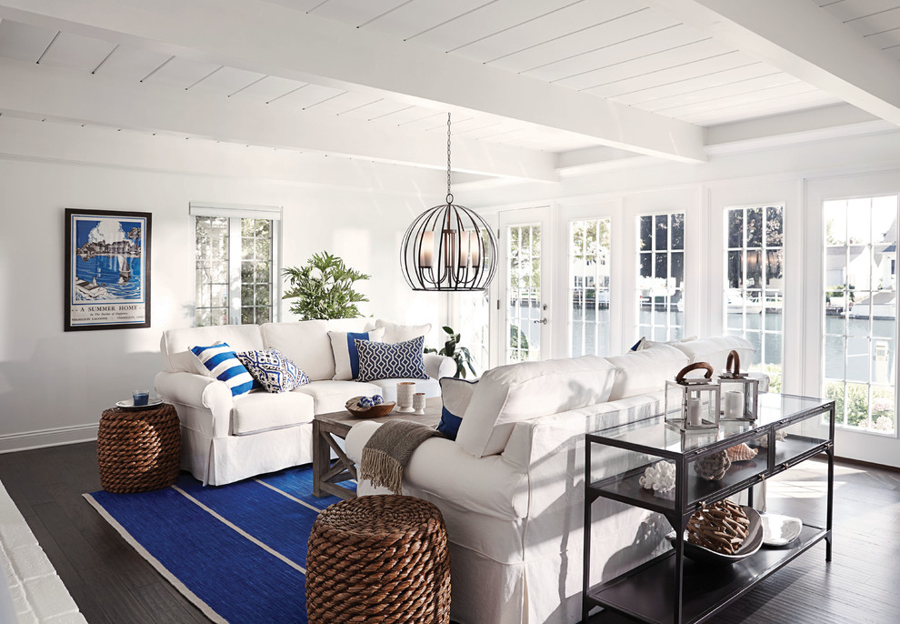Foto di un soggiorno costiero aperto con sala formale, pareti bianche, parquet scuro e pavimento marrone