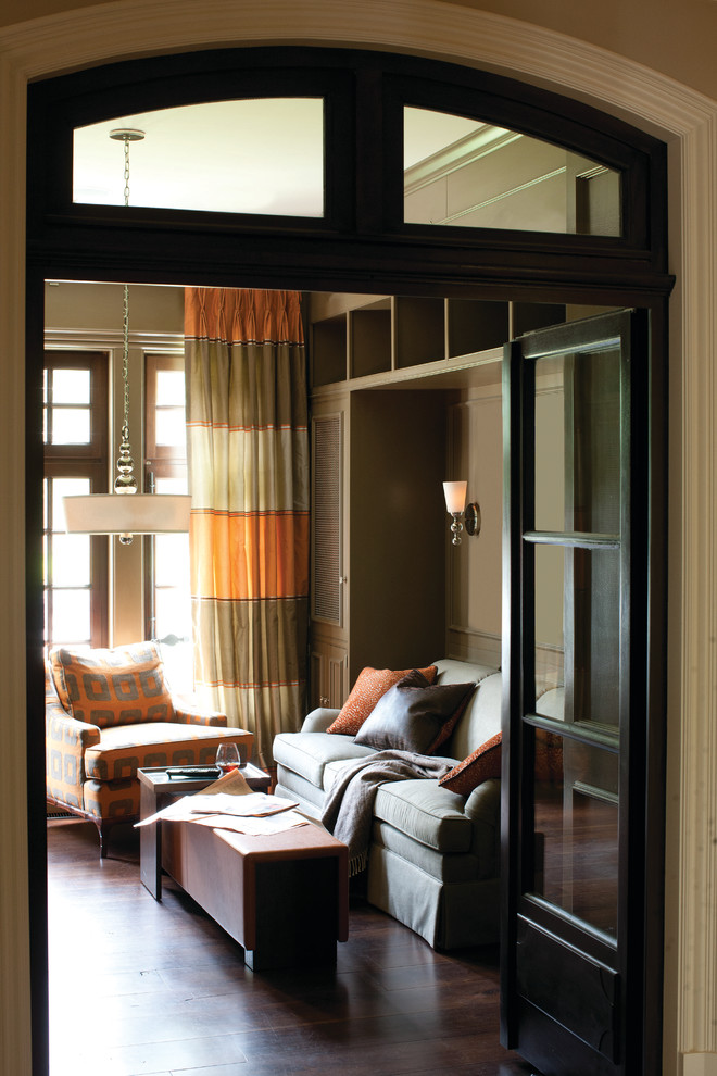 Свежая идея для дизайна: маленькая парадная, изолированная гостиная комната в классическом стиле с коричневыми стенами, темным паркетным полом и коричневым полом без камина, телевизора для на участке и в саду - отличное фото интерьера
