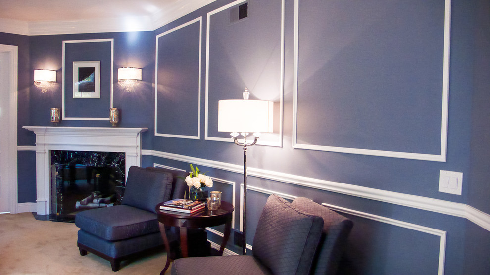 Immagine di un ampio soggiorno classico aperto con sala della musica, pareti blu, moquette, camino classico e cornice del camino piastrellata