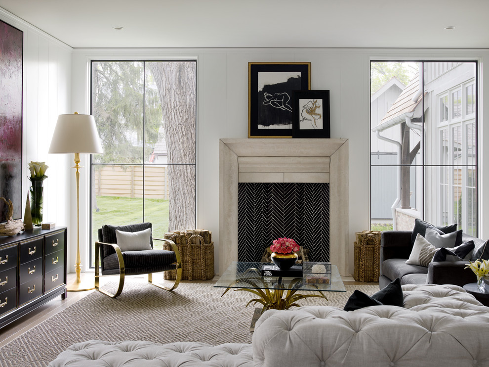 Réalisation d'un salon champêtre avec un mur blanc, un sol en bois brun, une cheminée standard et un sol marron.