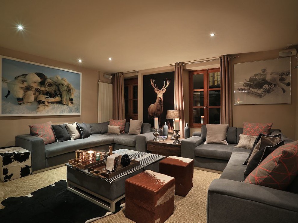 Пример оригинального дизайна: парадная, изолированная гостиная комната среднего размера в стиле модернизм с серыми стенами, ковровым покрытием, двусторонним камином, фасадом камина из штукатурки и телевизором на стене