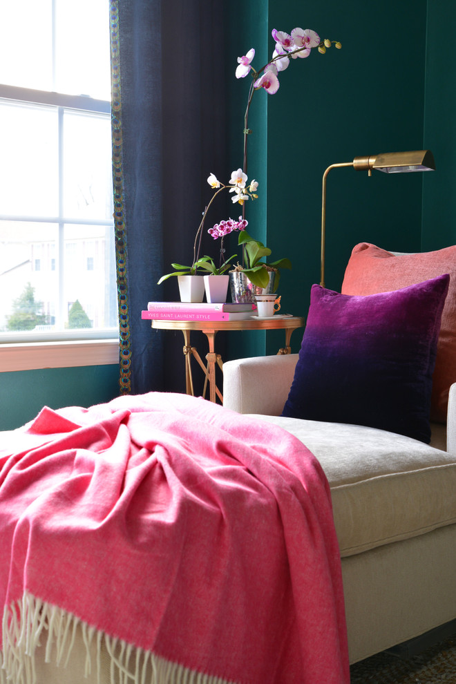 На фото: гостиная комната в стиле неоклассика (современная классика) с зелеными стенами и синими шторами
