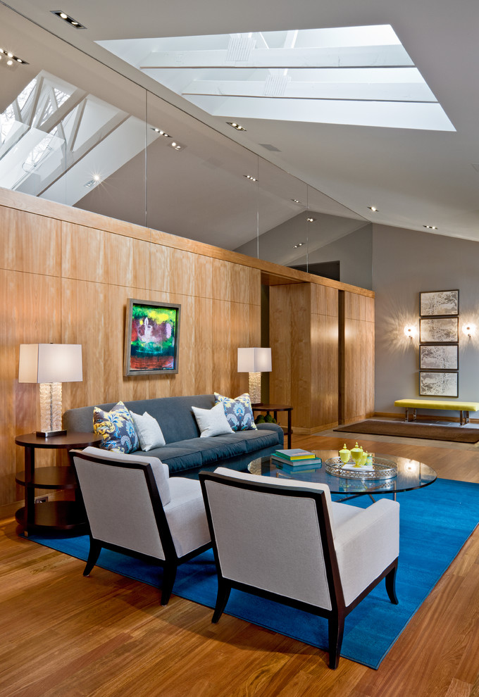 Großes Modernes Wohnzimmer mit grauer Wandfarbe und braunem Boden in Minneapolis