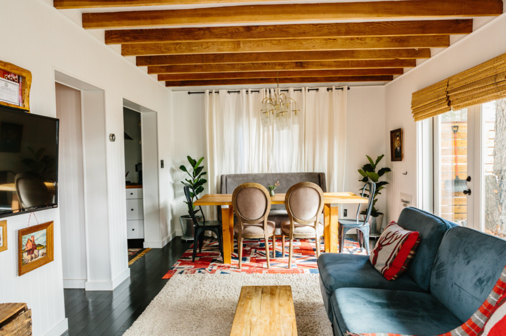 Idee per un piccolo soggiorno shabby-chic style aperto con pareti bianche, pavimento in bambù, nessun camino, TV a parete e pavimento nero