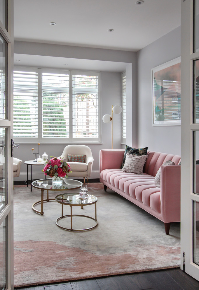 Mittelgroßes, Abgetrenntes Modernes Wohnzimmer mit Hausbar, weißer Wandfarbe und dunklem Holzboden in London