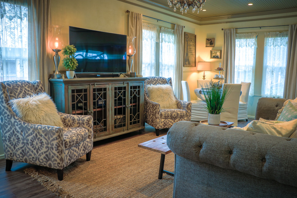 Esempio di un piccolo soggiorno eclettico chiuso con pareti beige, parquet scuro, TV autoportante e pavimento marrone
