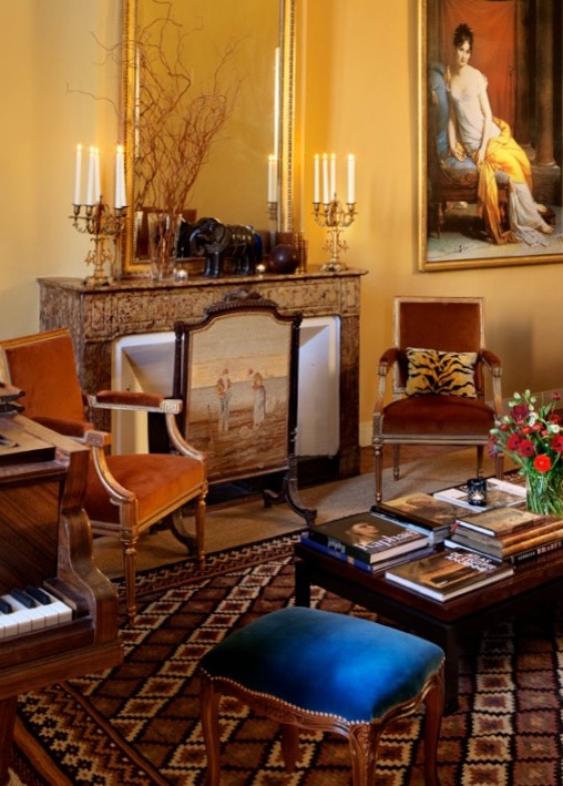 Пример оригинального дизайна: большая открытая гостиная комната в классическом стиле с желтыми стенами, паркетным полом среднего тона, стандартным камином, музыкальной комнатой и фасадом камина из камня без телевизора