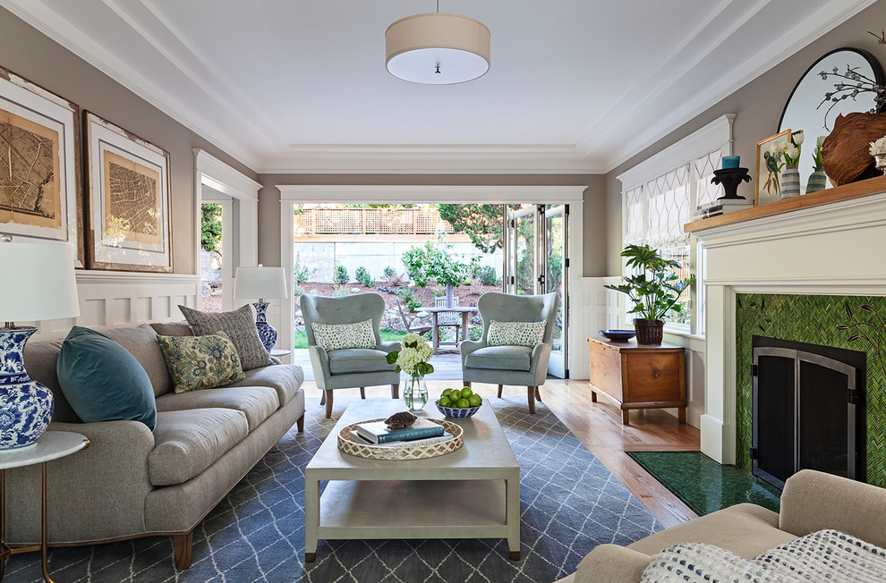 Klassisches Wohnzimmer mit brauner Wandfarbe, braunem Holzboden, Kamin, gefliester Kaminumrandung und braunem Boden in San Francisco