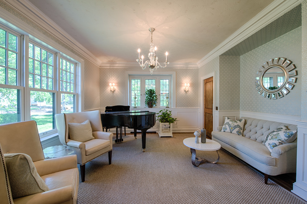 Idee per un soggiorno classico chiuso con sala della musica, pareti verdi, parquet scuro e pavimento marrone