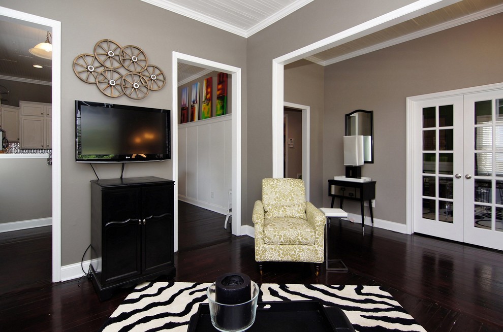 Cette photo montre un petit salon tendance fermé avec un bar de salon, un mur gris, parquet foncé, un téléviseur fixé au mur, un sol marron et un plafond en lambris de bois.