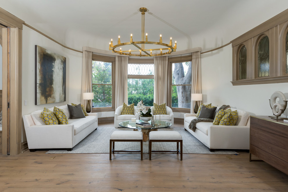 Idee per un soggiorno classico chiuso con sala formale, pareti bianche e parquet chiaro