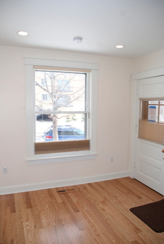 Kleines, Offenes Klassisches Wohnzimmer mit weißer Wandfarbe und braunem Holzboden in Detroit