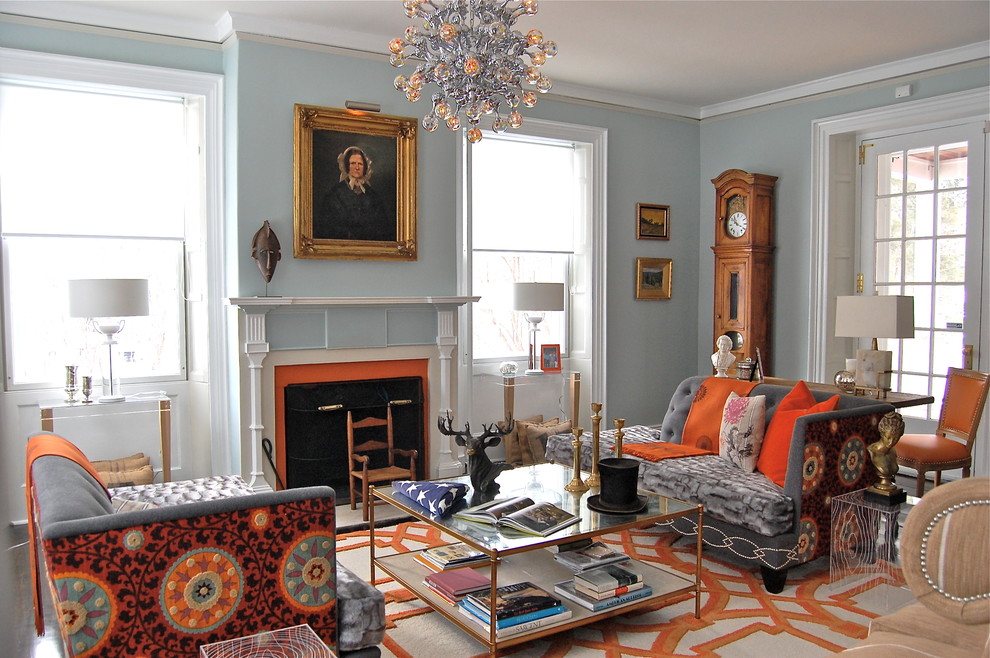 Cette image montre un salon traditionnel avec un mur bleu et une cheminée standard.