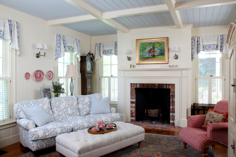 Пример оригинального дизайна: парадная, изолированная гостиная комната среднего размера в стиле кантри с белыми стенами, стандартным камином, фасадом камина из кирпича и синим диваном без телевизора