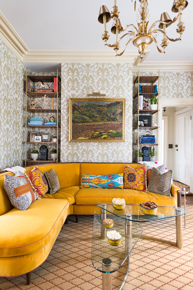 Идея дизайна: парадная, изолированная гостиная комната в стиле фьюжн с разноцветными стенами, ковровым покрытием и разноцветным полом