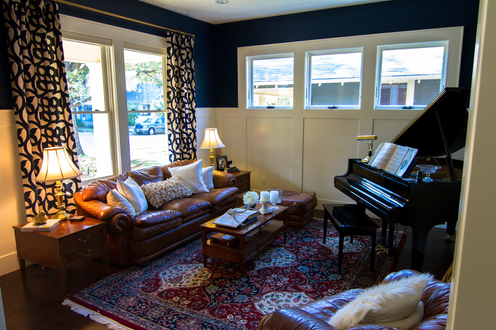 Cette image montre un salon craftsman de taille moyenne et fermé avec une salle de musique, un mur bleu, parquet foncé, aucune cheminée et aucun téléviseur.