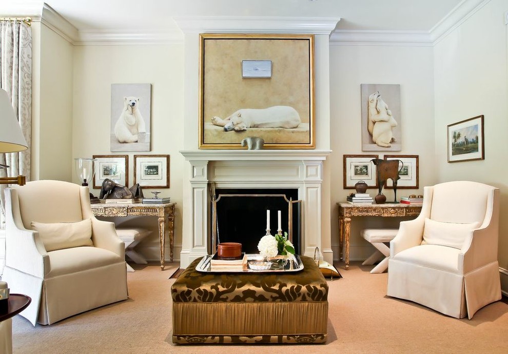 Пример оригинального дизайна: парадная гостиная комната в классическом стиле с белыми стенами, ковровым покрытием и стандартным камином без телевизора