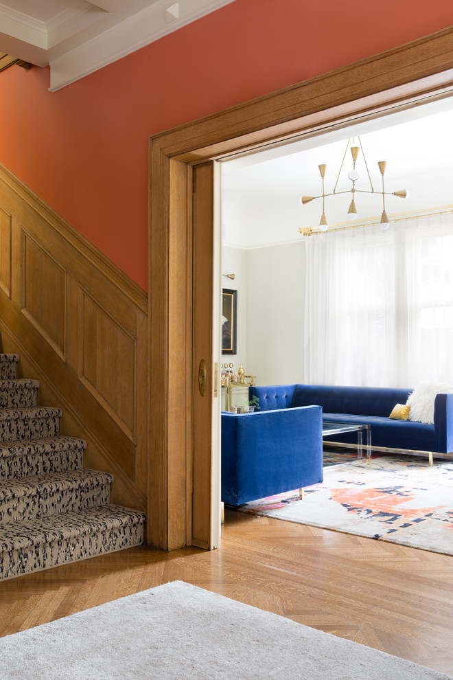 Источник вдохновения для домашнего уюта: гостиная комната в стиле неоклассика (современная классика) с паркетным полом среднего тона и оранжевыми стенами
