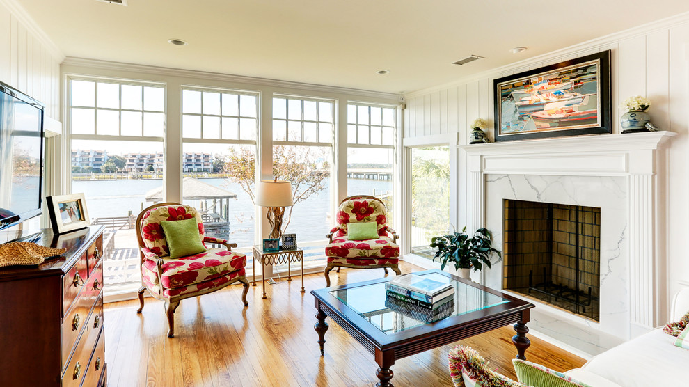 Großes, Repräsentatives, Offenes Maritimes Wohnzimmer mit weißer Wandfarbe, hellem Holzboden, Kamin und Kaminumrandung aus Stein in Wilmington