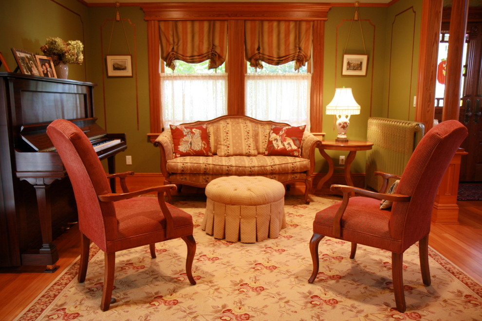 Modelo de salón con rincón musical tradicional grande con paredes verdes y suelo de madera en tonos medios