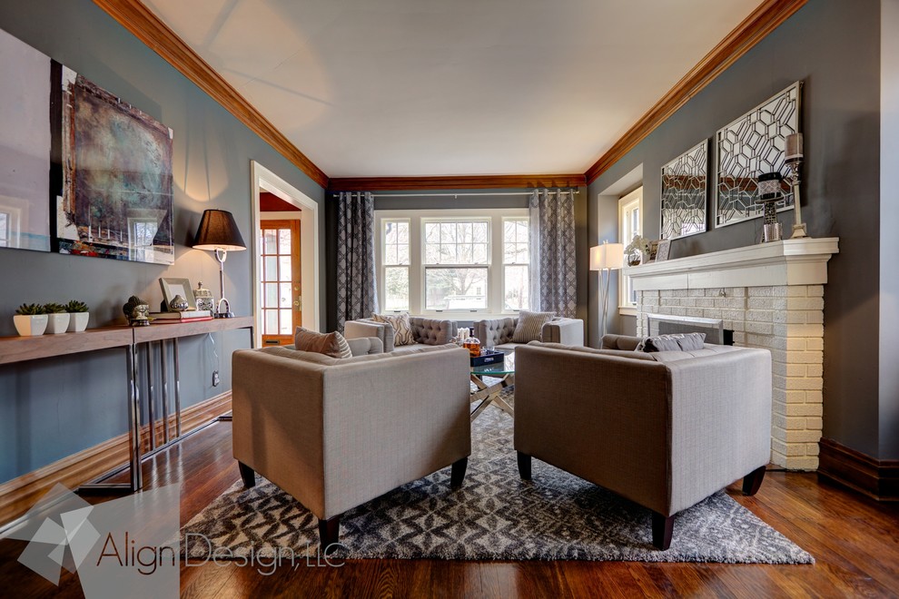 Großes, Fernseherloses, Abgetrenntes Klassisches Wohnzimmer mit grauer Wandfarbe, braunem Holzboden und Kaminumrandung aus Backstein in Grand Rapids