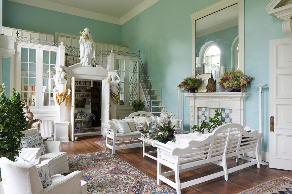 Foto di un soggiorno tradizionale chiuso con sala formale, pareti blu, parquet scuro e camino classico