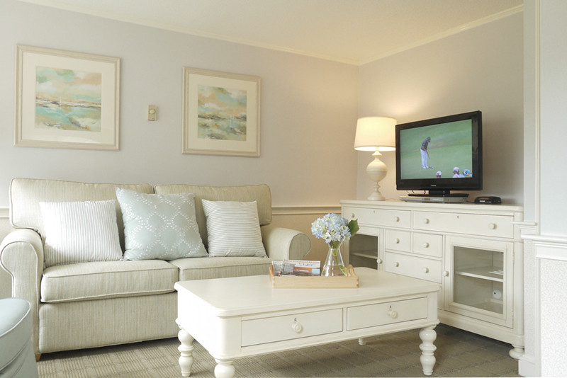 Источник вдохновения для домашнего уюта: маленькая гостиная комната в стиле неоклассика (современная классика) с синими стенами, ковровым покрытием и отдельно стоящим телевизором для на участке и в саду