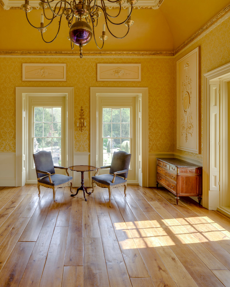 Cette photo montre un salon victorien de taille moyenne et fermé avec une salle de réception, un mur beige, un sol en bois brun, aucune cheminée et un sol marron.