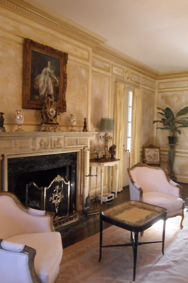 Пример оригинального дизайна: большая изолированная гостиная комната в классическом стиле с паркетным полом среднего тона, стандартным камином и фасадом камина из дерева
