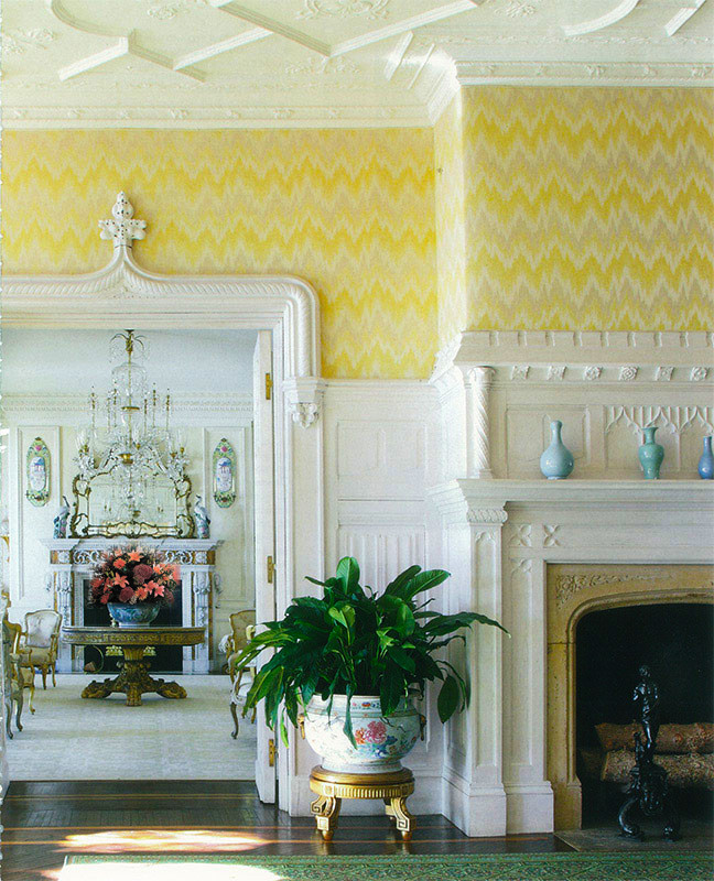 Пример оригинального дизайна: огромное фойе в классическом стиле с желтыми стенами, темным паркетным полом и коричневым полом