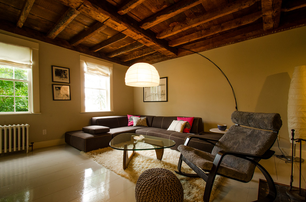 Idée de décoration pour un salon design avec un mur beige, parquet peint et éclairage.
