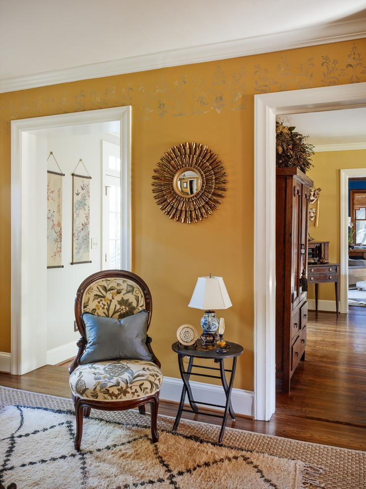 Пример оригинального дизайна: изолированная гостиная комната среднего размера в классическом стиле с желтыми стенами, паркетным полом среднего тона и музыкальной комнатой без камина, телевизора