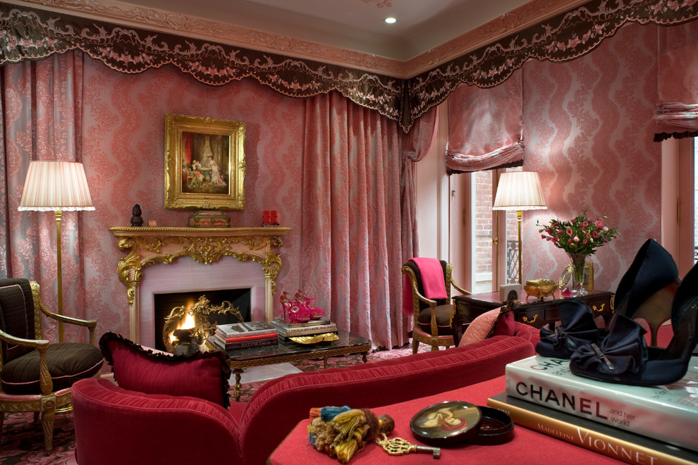 Пример оригинального дизайна: большая парадная, изолированная гостиная комната в классическом стиле с розовыми стенами, ковровым покрытием, стандартным камином и фасадом камина из дерева без телевизора