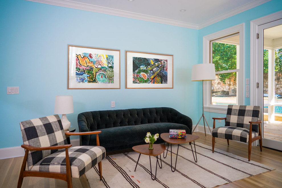 Imagen de salón contemporáneo de tamaño medio sin chimenea y televisor con paredes azules, suelo de madera en tonos medios y marco de chimenea de ladrillo