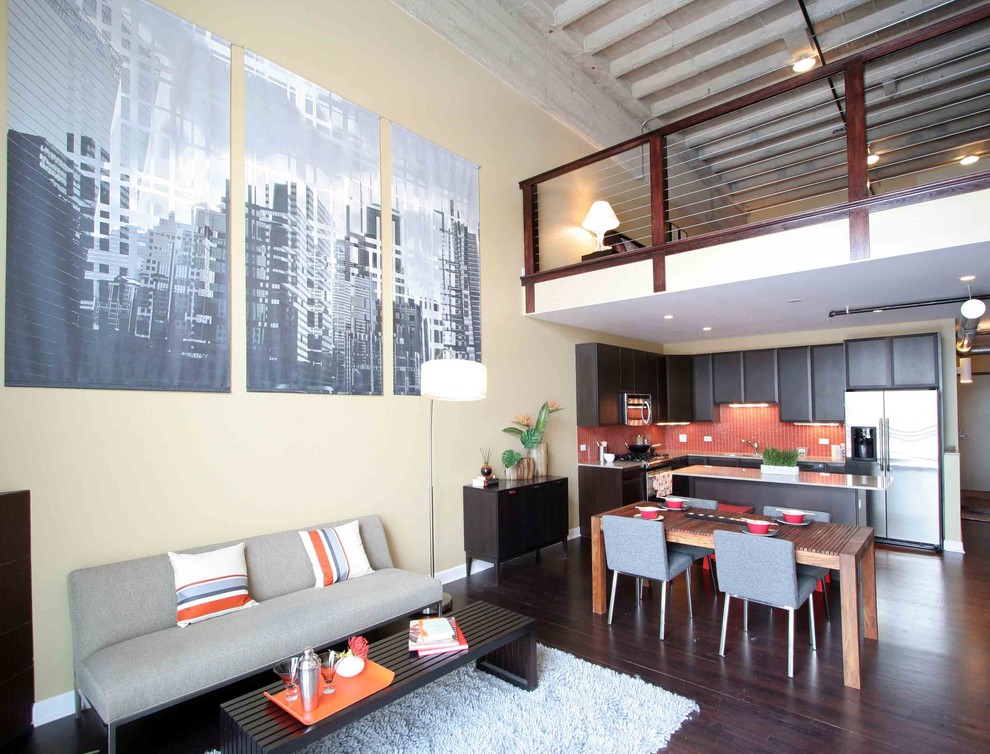 Offenes Modernes Wohnzimmer mit beiger Wandfarbe in Chicago