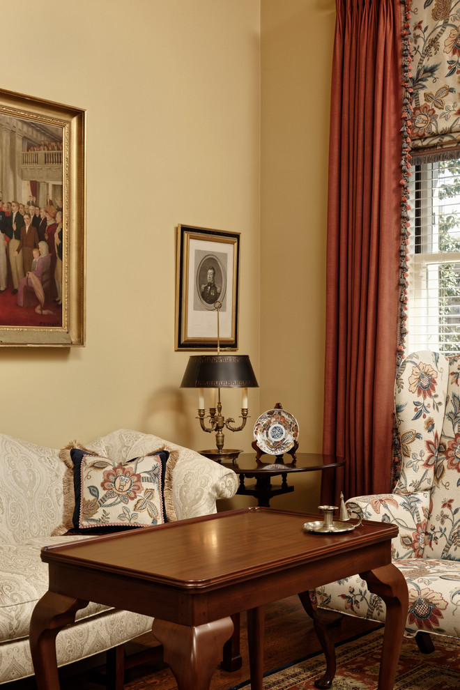 Пример оригинального дизайна: огромная парадная, изолированная гостиная комната в классическом стиле с желтыми стенами, темным паркетным полом и коричневым полом