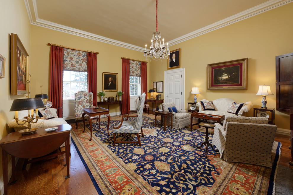 Esempio di un ampio soggiorno classico chiuso con sala formale, pareti gialle, parquet scuro e pavimento marrone
