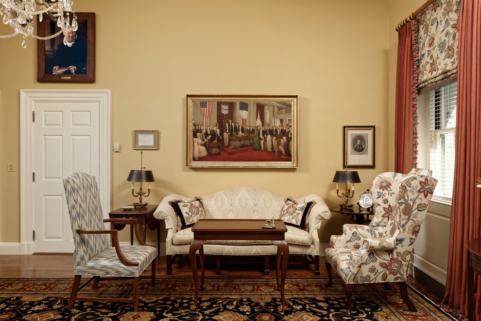 Immagine di un grande soggiorno tradizionale chiuso con sala formale, pareti gialle, parquet scuro e pavimento marrone