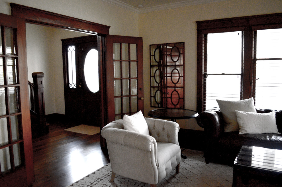 Idéer för ett mellanstort klassiskt separat vardagsrum, med beige väggar, mörkt trägolv och en spiselkrans i tegelsten